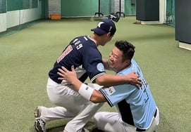 "I don't remember from when I was young..." Kiwoom Heroes pitcher Park Jun-hyun, son of Park Seok-min, expresses stunned feelings about his first All-Star selection → Reenacts touching '15-year-old embrace' with Choi Hyung-woo