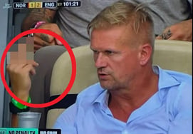 'Shocking Scandal': Erling Haaland's Father Caught Giving the Finger to the Camera... Is It Because of 'Arch-Enemy' Roy Keane? Fans Erupt, Calling It "The Best World Cup Moment"