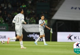 I Myung-joo excluido por primera vez en la alineación de esta temporada, el entrenador Yoon Jeong-hwan: "No es una lesión grave" [Desde Incheon]