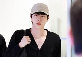 ¡El aeropuerto es una pasarela! BTS Jin, número 1 en 'estrella que define la moda aeroportuaria'
