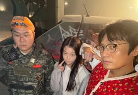 'Manager Kim' Actress So Ji-seob's Daughter: "Dad Didn't Come, So I Only Took Photos With the Uncles" — MZ-Style Shots with Choe Tae-hoon and Yoon Kyung-ho