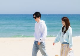 Lee Dong-wook gifts bag to Yoo In-na: "We look like a divorced couple." Touching [Goblin 10th Anniversary Trip]
