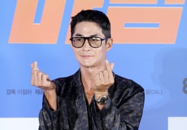 ペ・ジョンナム、かわいくハート [★フォト]
