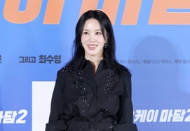 Uhm Jung Hwa khoe thời trang rực rỡ của D.Va [★Ảnh]