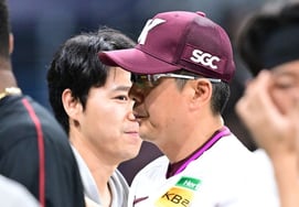 「8年80億」ハ・ヨンミンが最初に思い浮かべた名前はホン・ウォンギだった！ 「先発のルーティンを教えてくださった監督」 [現場インタビュー]