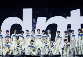Identity's "Full 20-Member Comeback Stage" [★Photo]