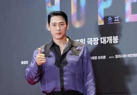 ユ・テオ、こんなシャツは誰でも着こなせるわけではない [★フォト]