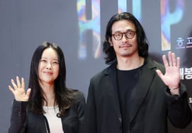 Baek Ji-young and Jung Seok-won, holding hands in a two-shot [★Photo]