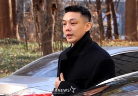 Drug self-reflection and 5 billion won transfer rumors.. Actor Yoo Ah-in spotted unexpectedly at VIP screening of 'Hope' [Star Issue]