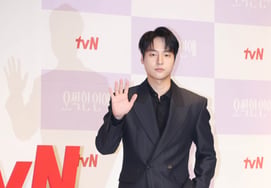 Yang Se-jong 'Relaxed Hand Wave' [★Photo]
