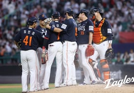 'Minus 19 wins compared to last year': Hanwha's performance had a decisive impact on the first-half landscape [Kim In-sik's One Word]
