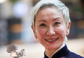 '香港映画の大母' シナムセン、享年75歳で死去..'天女幽魂'・'黄飛鴻'の製作者
