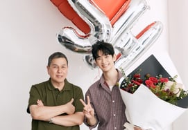 "Reunion with Family" Kim Soo-hyun Welcomed Back with Open Arms... Smiling While Holding a Bouquet [Star Issue]