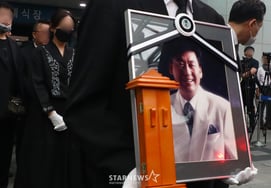 "A Great Star for a Lifetime," Hyeon Cheol Passes Away While Battling Nerve Damage..Second Anniversary Today (15th)