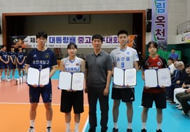 Ngân hàng tiết kiệm OK, một lần nữa đứng ra vì cầu thủ bóng chuyền triển vọng! Huấn luyện viên Shin Young Chul và đội trưởng Jeon Kwang In nhận học bổng tại cuộc thi bóng chuyền đã qua sử dụng thuyền tổng thống