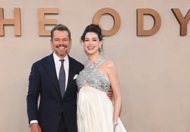 '43 años': Anne Hathaway, con vestido de embarazo avanzado.. 'Cariñosa' junto a Matt Damon [World Star Issue]
