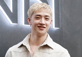 Bang Chan (Stray Kids) gửi lời chào đến fan [★Ảnh]