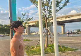 Youngsik lần thứ 31, chạy dưới cơn nóng 33 độLunus Hi cũng cởi áo "không tồn tại"