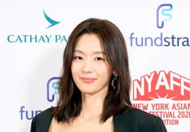 全智贤，继戛纳之后接手纽约大展拳脚在纽约亚洲电影节上获得奖杯 [公式]