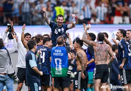 "To ensure Messi's final match never comes," Argentina teammates keep their promise, creating another miracle against England