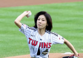 [Photo] Ha Ji-won delivers emotional first pitch after 18 years