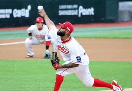 [Foto] Avila hace su debut en la 'Liga KBO'