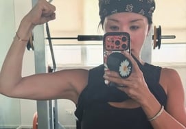 '57-year-old' Uhm Jung-hwa reveals six-pack abs..the epitome of perfect self-management