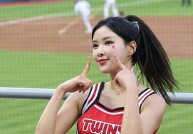 [Ảnh] Woo Hye-jun 'Sao mà không yêu được?'
