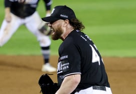[Photo] Logue on the verge of first win, roars after striking out in bottom of the 5th
