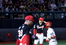 [Foto] 'Kim Do-young gira la cabeza': Home run de dos carreras de Choi Jeong