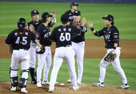 [Photo] KT Cheers for Comeback Victory Over LG, 4-3