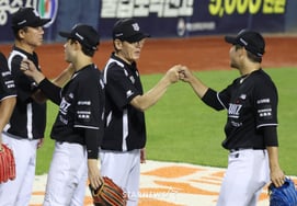 [Photo] Coach Lee Kang-cheol: "Well done, Park Young-hyun"