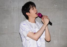 "Seok-jin, take off your jacket! Europe is already too hot!" BTS Jin's sleeveless fan love → Perfect 'Siren' live performance even in Germany
