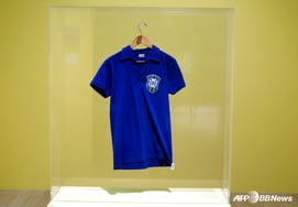 "It's 7.5 billion won, yet not number one": The legendary No. 10 jersey worn by Pelé... could not surpass Maradona's 'Hand of God'.
