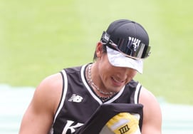 [Photo] An Hyun-min, showing off his six-pack even while taking a break from the heat