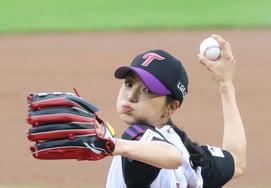 [Foto] La reina del béisbol Song-a, lanzadora de fuego de nivel histórico