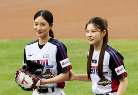 [Foto] Song-a y Park Ha-yan, lanzan y batean con destreza de atletas profesionales
