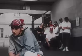 V、パリの裏路地で爆発したダンスエネルギー···ミュージックビデオのようなTikTok動画を公開 [K-EYES]