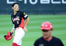 [Photo] 'Two-run double with no outs and a runner on first in the bottom of the third inning' Kim Do-young