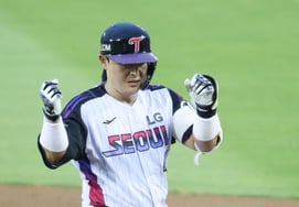 [Ảnh] Park Dong-won 'Bắt kịp 1 RBI'