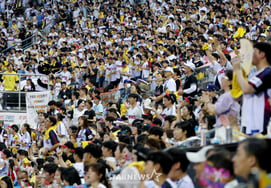 [Photo] Jamsil is once again packed with cheering fans for 'exciting baseball'