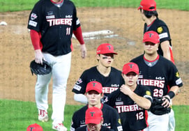 [Photo] 'Na Sung-beom celebrates his 300 home runs with teammates' Kia players