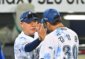 Kim Young-ung hits back-to-back home runs → Park Jin-man also satisfied! "He seems to be gradually finding his rhythm; we are originally a team built on home runs"
