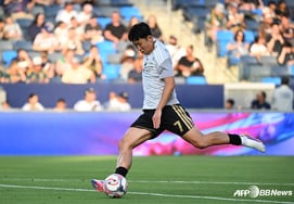 'It was a chance for the first goal of the season...' Son Heung-min yields penalty kick → Bouanga scores! LAFC takes 2-0 lead over LA Galaxy (end of first half)