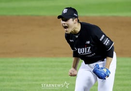 "Yesterday, if Park Young-hyun had pitched, we would have been in big trouble." Manager Lee Kang-cheol sighs with relief; KT also needed rain as three bullpen pitchers were unavailable [Jamsil On-site]