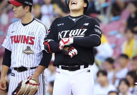 '17-hit barrage' fearsome KT, all starters get hits for the 6th time! Closing in on 2nd place... Defeats LG 8-2, trails by 0.5 games [Jamsil On-site Review]