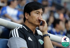 El entrenador Jeong Jeong-yong tras la derrota ante Incheon: "Como entrenador, me siento culpable; nos prepararemos de inmediato para el partido contra Daejeon desde mañana". [Desde Incheon]