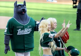 [Photo] "Landers Victory Prayer, We Are" Queen's Eye Seobin