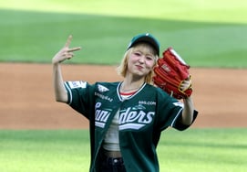 'A Quick Shot': Queen's I Seo-bin misses the dance in the ceremonial first pitch