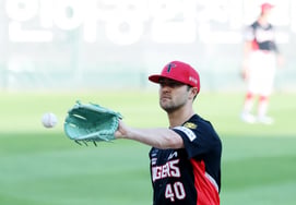 [Photo] "Landers Hatch and Starting Pitcher Duel" Nail